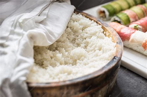 Arroz japonés cocido y sazonado, listo para preparar sushi