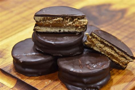 Fotografía profesional de un alfajor con cobertura de chocolate brillante y uniforme.