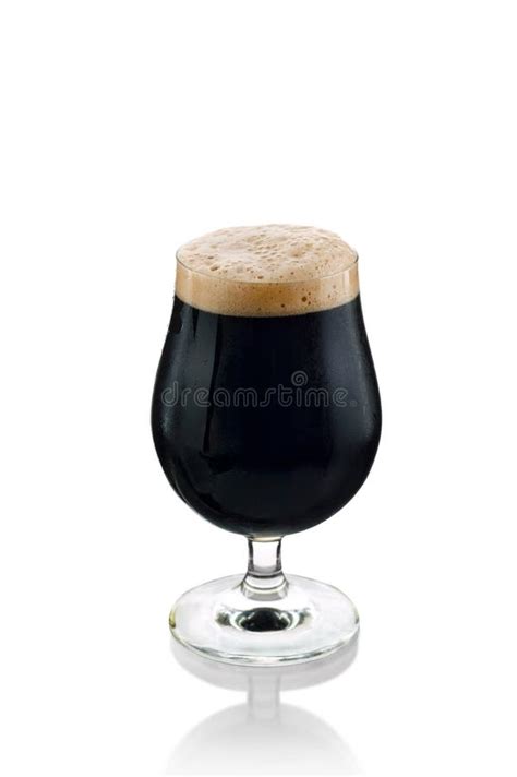 Diseño de copa de cerveza negra con espuma color marfil