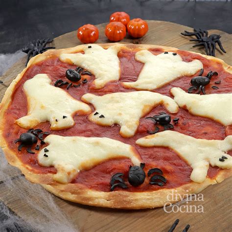 Pizza con fantasmas de queso y arañas de aceituna para Halloween