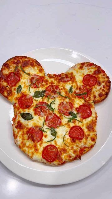 Pizza de postre con forma de Mickey Mouse decorada con frutas