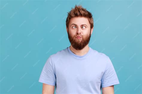 Persona tonta recibiendo exceso de recursos o atención, humorística