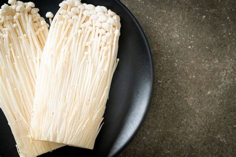 setas enoki en un plato