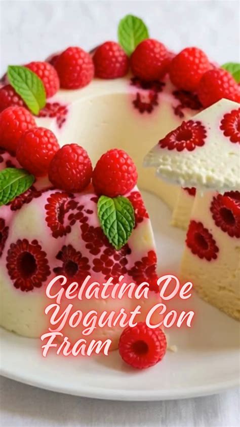 Torta de yogurt decorada con frambuesas frescas y una capa brillante de gelatina