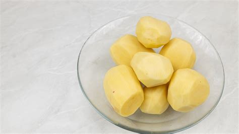 Papas peladas y cortadas en bastones uniformes