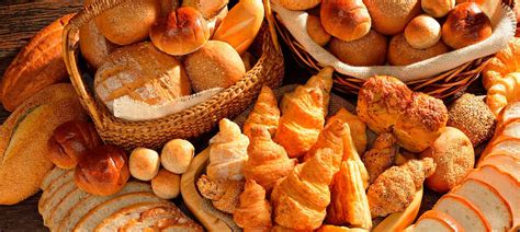 Fotografía de un local especializado en productos de panadería y repostería sin gluten, mostrando una vitrina con panes, pasteles y opciones saladas.