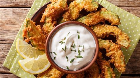 Salmón frito crujiente con Panko y salsa de aguacate