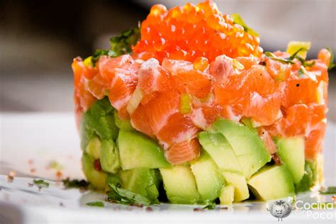 Sashimi de salmón fresco con aguacate