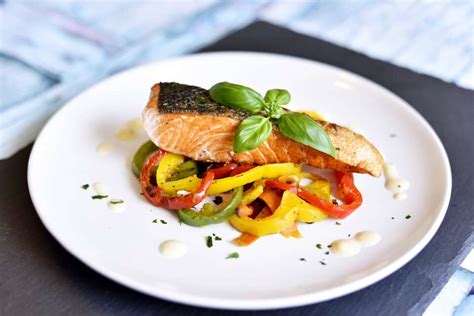 Salmón a la sartén con vegetales y yuzu