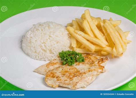 Fotografía: Pollo a la Coca-Cola servido con arroz blanco y papas fritas