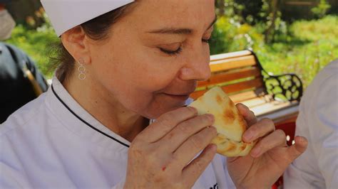 Fotografía de un jurado experto realizando una cata a ciegas de empanadas de pino en una mesa técnica.