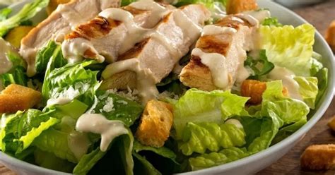 Ensalada César gourmet con pollo a la parrilla, crutones y lascas de parmesano.