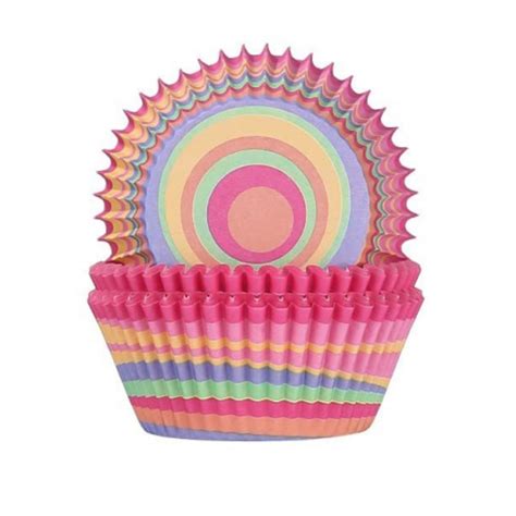 Bandeja con moldes de papel para cupcakes listos para hornear