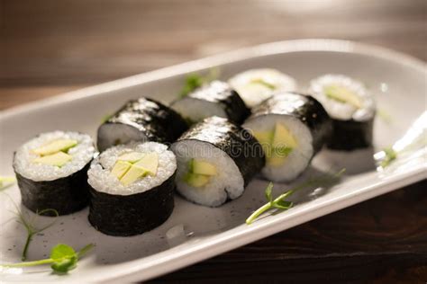 Plato de sushi con kanikama