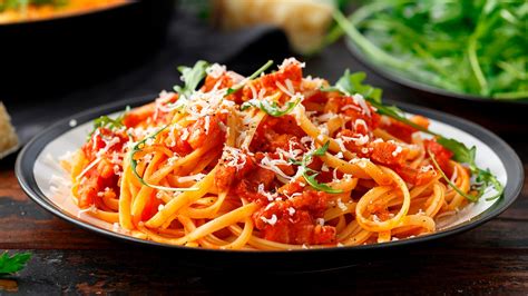 Plato de pasta con salsa y kanikama