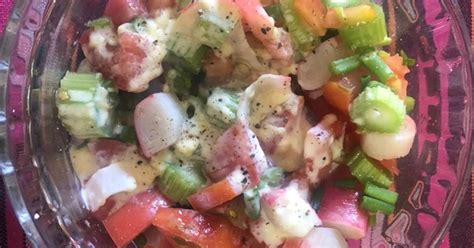 Ensalada fresca con kanikama, palmitos y aceitunas