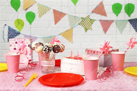 Mesa de cumpleaños con mini cupcakes coloridos para niños