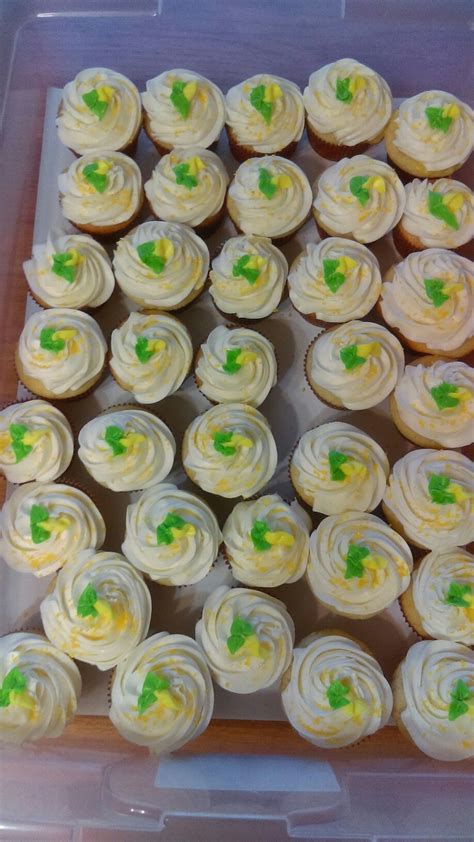 Mini cupcakes verdes con glaseado y chispas