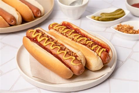 Ilustración de un hot dog servido con un soporte y una botella de salsa, destacando la presentación.