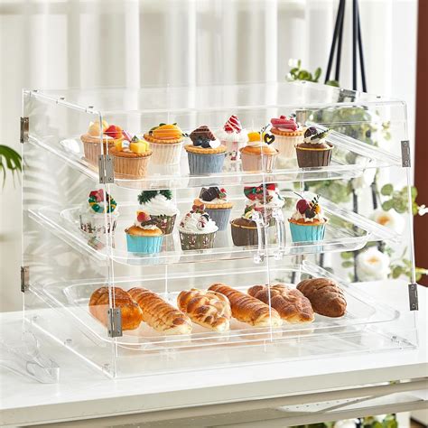 Vitrina de repostería artesanal en una cafetería moderna con variadas opciones de postres horneados
