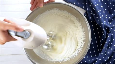 Esquema paso a paso: mezcla de ingredientes, batido de crema y montaje final en el molde
