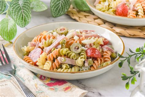 Un bol grande con la ensalada de pasta recién mezclada y lista para servir
