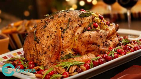 Pavo navideño asado y glaseado en una bandeja, listo para servir