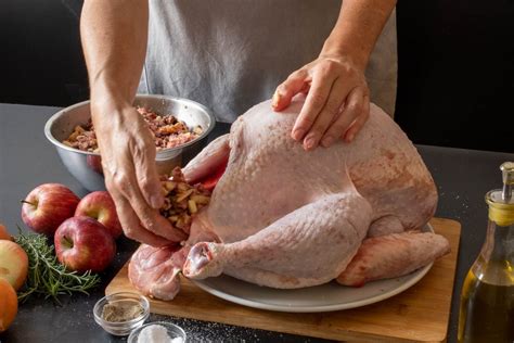 Persona rebanando un pavo glaseado en la mesa