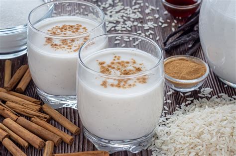 Fotografía de un vaso de horchata de arroz artesanal servida con hielo y canela