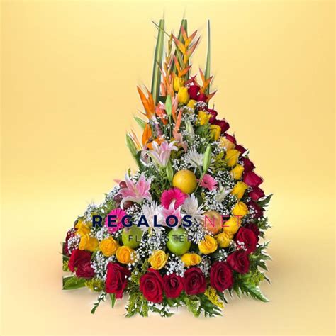 Ilustración de un arreglo floral colorido con diversas frutas y algunas verduras como pimientos o zanahorias.