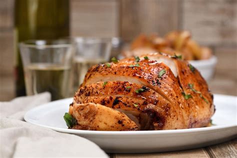 Fotografía gastronómica del pavo relleno en rodajas con salsa de sidra y champiñones.
