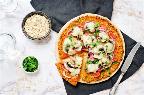 Niños disfrutando de pizzas caseras saludables