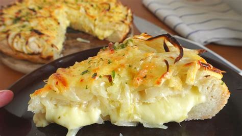 Foto de una pizza fugazzeta rellena, mostrando sus capas y cebolla