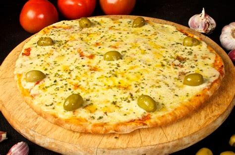Pizza con mozzarella y brie sobre la masa base antes de cubrir