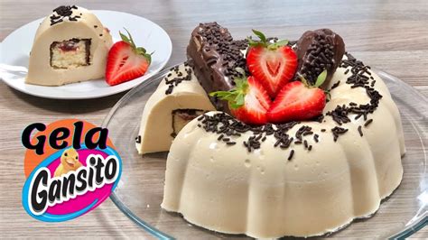 Foto de una gelatina de gansito napolitano cortada, mostrando el interior con los gansitos.
