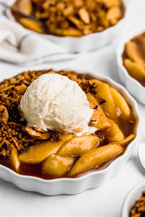 Ilustración general de un crocante de manzana servido tibio con helado de vainilla.