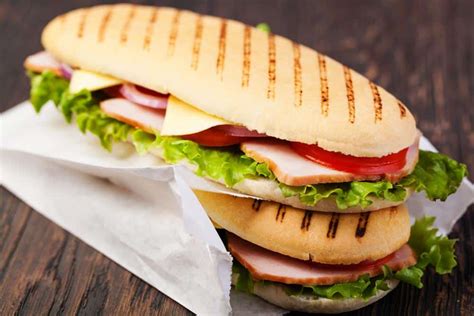 Infografía sobre tendencias de sándwiches calientes y sus ingredientes populares