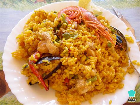 pollo y mariscos cocinados en paella