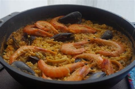 paella terminada con langostinos y mejillones