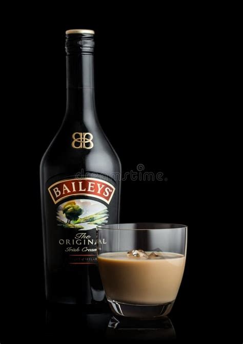 Foto de una botella de Baileys casero con un vaso con hielo al lado