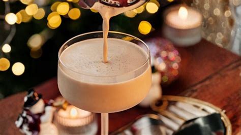 Ingredientes para preparar Baileys casero en una mesa