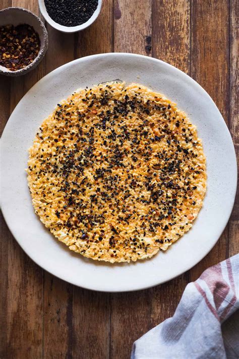 Preparación de crujiente de queso en sartén con semillas