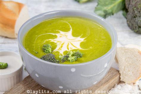 Tazón de crema de brócoli con leche evaporada decorado