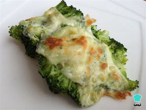 Brócoli gratinado en fuente para horno