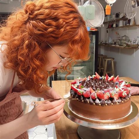 Esquema de las capas de una torta: bizcocho, relleno, cobertura