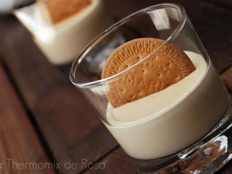 Foto de una crema de galletas y caramelo en un vaso