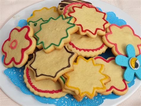 Galletas de mantequilla con formas decoradas con merengue de colores