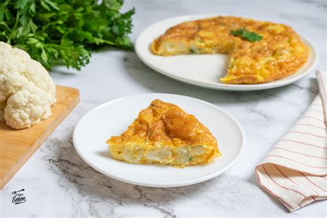 Tortilla de coliflor entera en un plato, antes de ser cortada