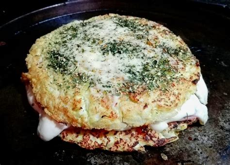 Tortilla de coliflor con queso fundente, recién cortada y mostrando el interior