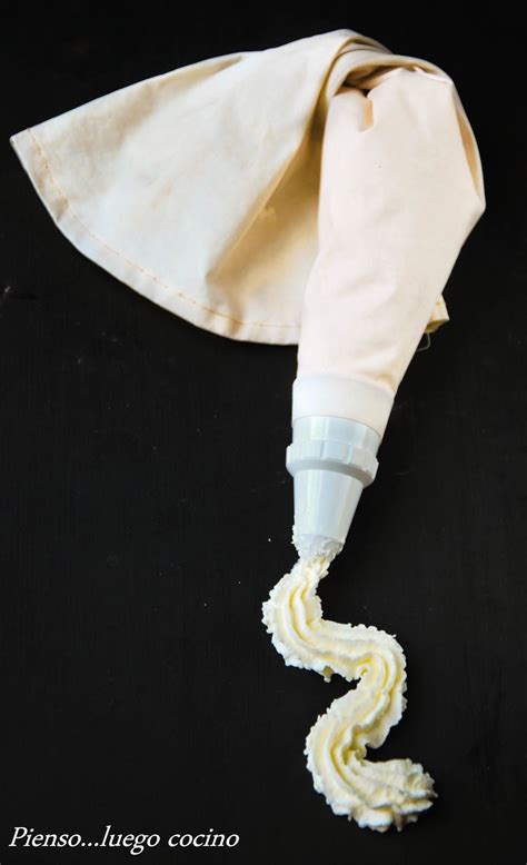 Diagrama mostrando cómo doblar el borde superior de la manga pastelera para llenarla.